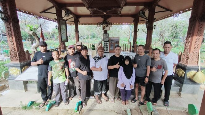 
					Tengah Kaos putih angkat jempol, Mas'ud Kades Ploso Kudus, 19 Juni 2025. (foto: Nooro)