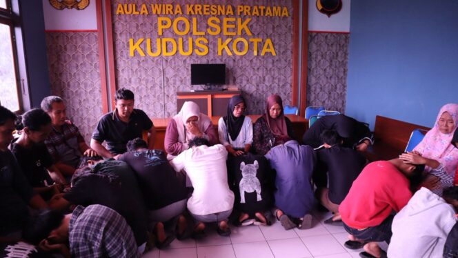 
					Dari Parang ke Sajadah: 29 Remaja Kudus Batal Tawuran, Berakhir Sujud di Kaki Orang Tua