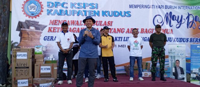 
					Tak Ada Demo, May Day Kudus Justru Diwarnai Kolaborasi Bersih Lingkungan