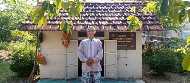 
					Sutiyono (juru kunci makam, 2 Mei 2026). Foto: Azis centini
