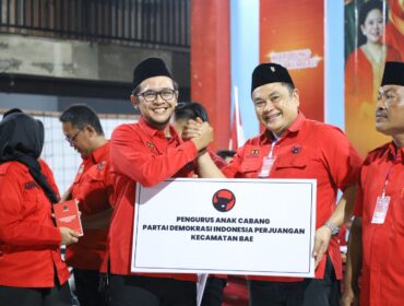 Ketua DPC PDIP Kudus Achmad Yusuf Roni menyerahkan papan nama PAC Kecamatan Bae. (23/5/2026). Foto: istimewa