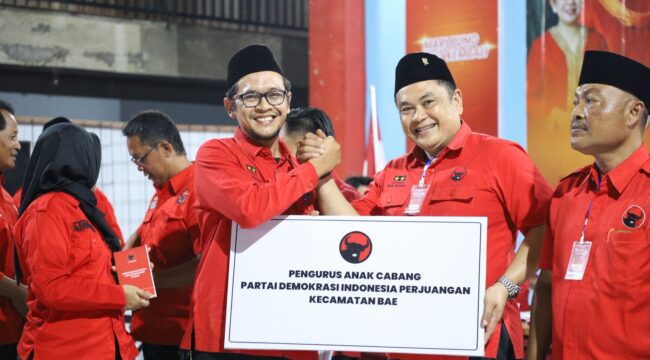 Ketua DPC PDIP Kudus Achmad Yusuf Roni menyerahkan papan nama PAC Kecamatan Bae. (23/5/2026). Foto: istimewa