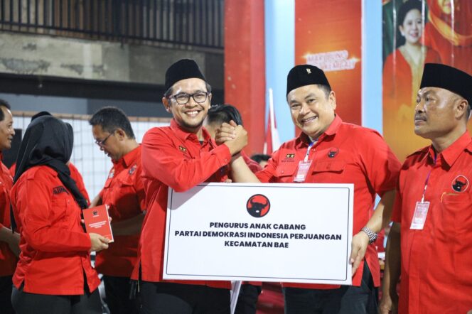 
					Ketua DPC PDIP Kudus Achmad Yusuf Roni menyerahkan papan nama PAC Kecamatan Bae. (23/5/2026). Foto: istimewa