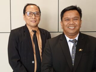 Kiri: (Tidak Ber kaca mata )Kepala SMP Negeri 1 Kudus, Abdul Rochim. 23/5/2026. Foto: Muslim Centini