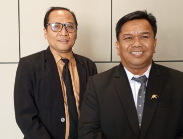Kiri: (Tidak Ber kaca mata )Kepala SMP Negeri 1 Kudus, Abdul Rochim. 23/5/2026. Foto: Muslim Centini