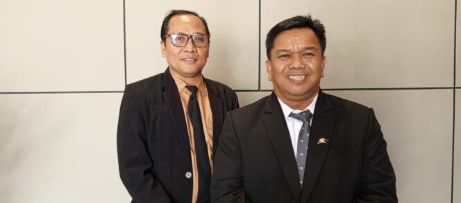 
					Kiri: (Tidak Ber kaca mata )Kepala SMP Negeri 1 Kudus, Abdul Rochim. 23/5/2026. Foto: Muslim Centini