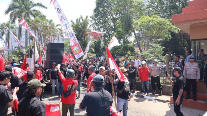 
					Massa Geruduk DPRD Kudus, Desak Evaluasi Tunjangan dan Transparansi Anggaran