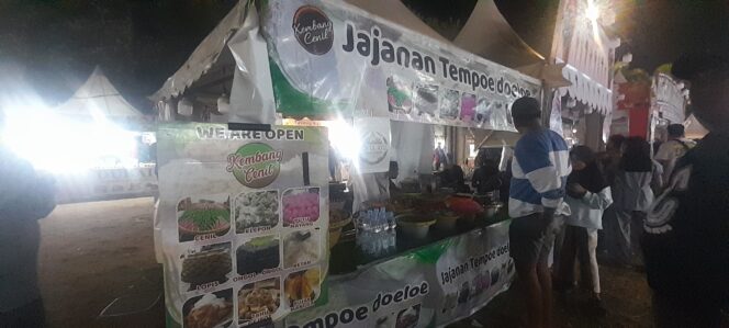 
					Pedagang di Alun – alun Kudus terpaksa Berjualan mengandalkan lampu lapak tetangga